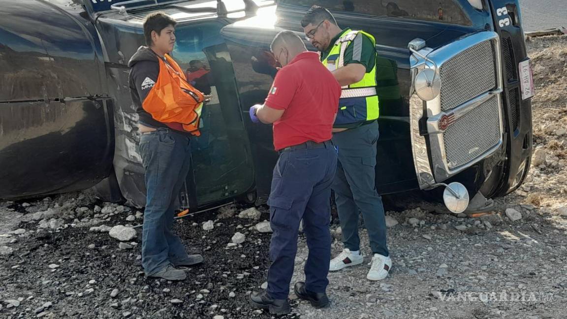 Vuelca tráiler en carretera Saltillo-Monterrey; conductor resulta herido