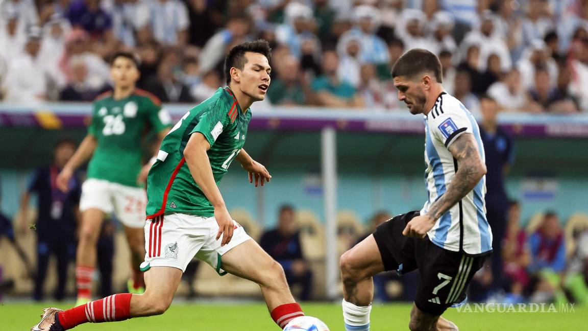 $!Hirving Lozano (I) en disputa del balón con Rodrigo de Paul (d).