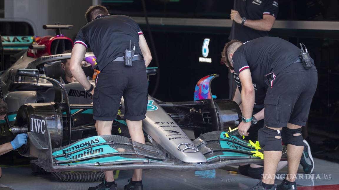 $!Mecánicos trabajan en un alerón delantero en el garaje de Mercedes-AMG Petronas antes de los entrenamientos libres 1 del Gran Premio de Fórmula Uno de Miami