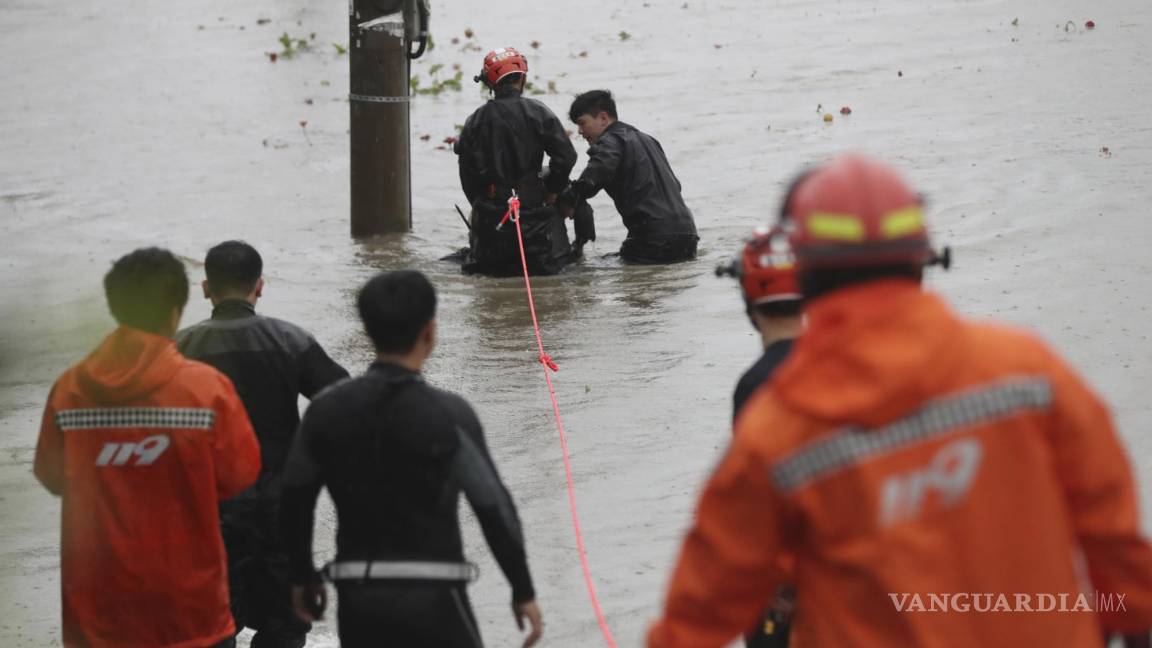 $!Bomberos surcoreanos rescatan a un ciudadano cerca de un río en Ulsan, Corea del Sur.