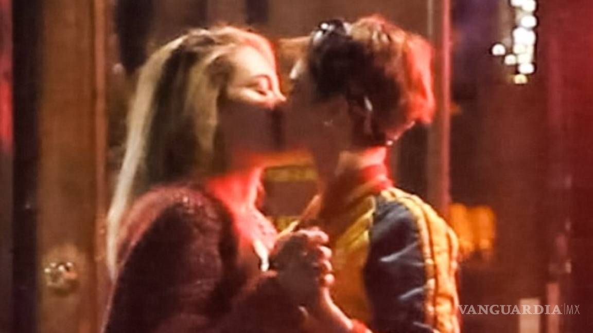 Paris Jackson y Cara Delevinge sellan su amor con un beso