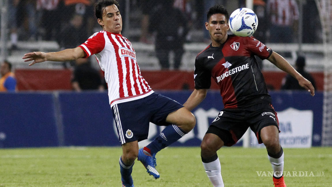 Chivas renuevan dos años a su goleador, Omar Bravo