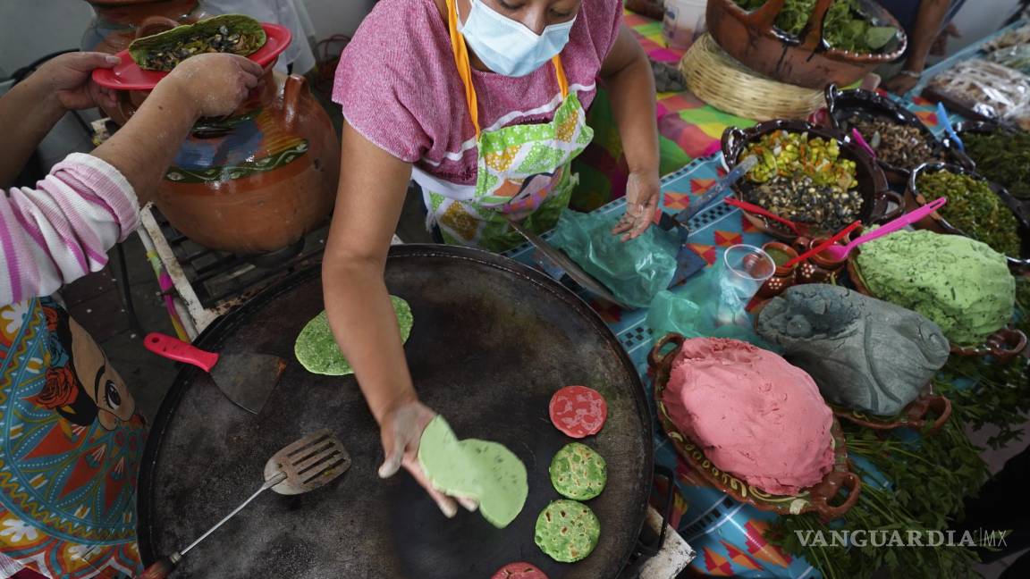 $!Una vendedora prepara sopes con masa de colores en la Feria de Comida Prehispánica en la alcaldía Iztapalapa de la Ciudad de México.