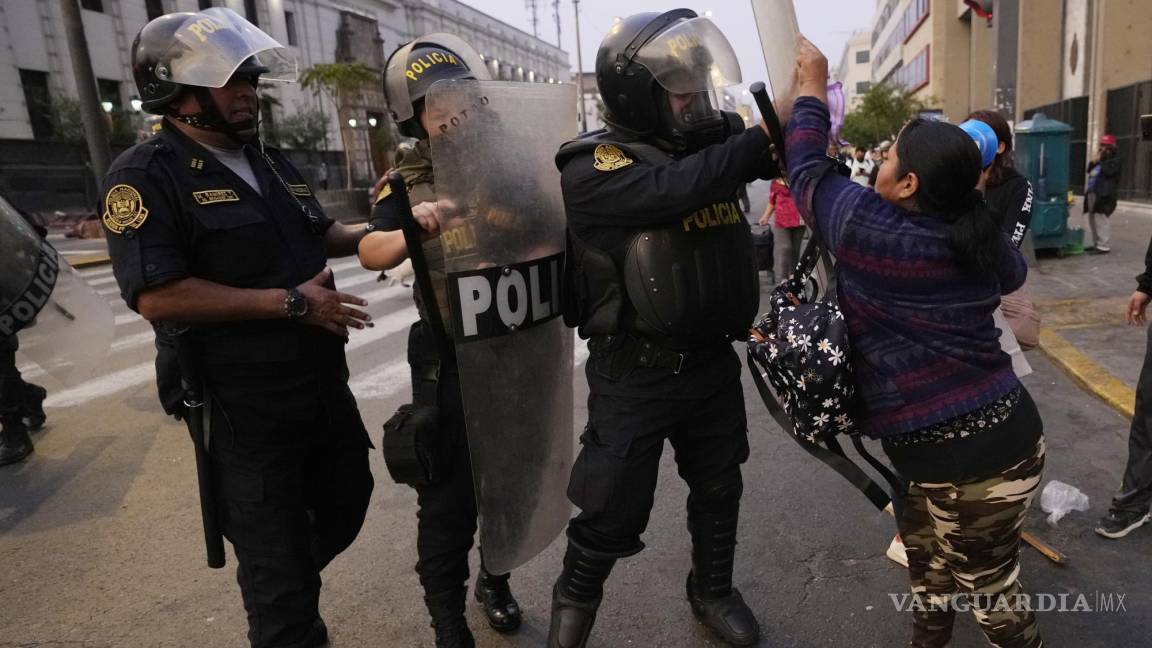$!Una partidaria del derrocado presidente Pedro Castillo choca con la policía durante una protesta en Lima, Perú.