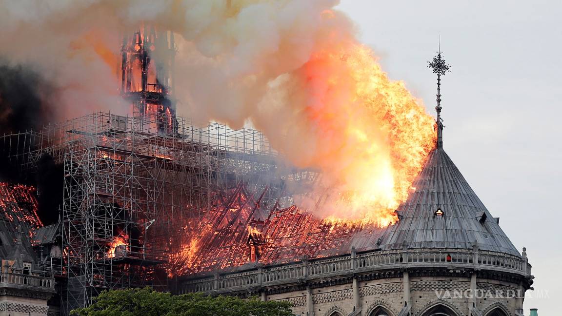 $!Arde Notre Dame símbolo de la cristiandad; Incendio daña dos tercios de la cubierta