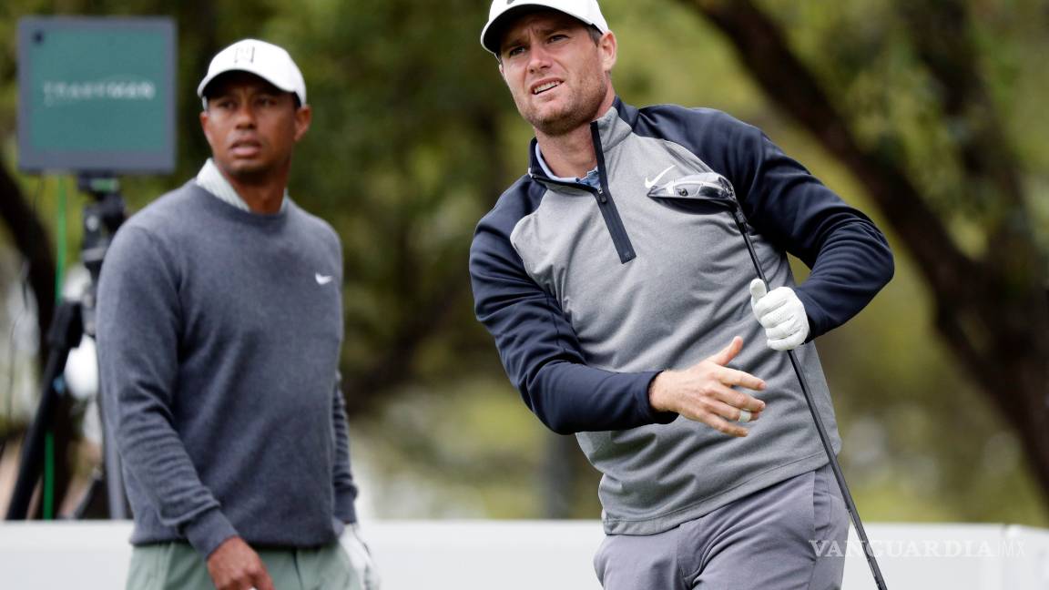 $!Tiger Woods le gana a Rory McIlroy pero es eliminado inmediatamente después en Cuartos de Final