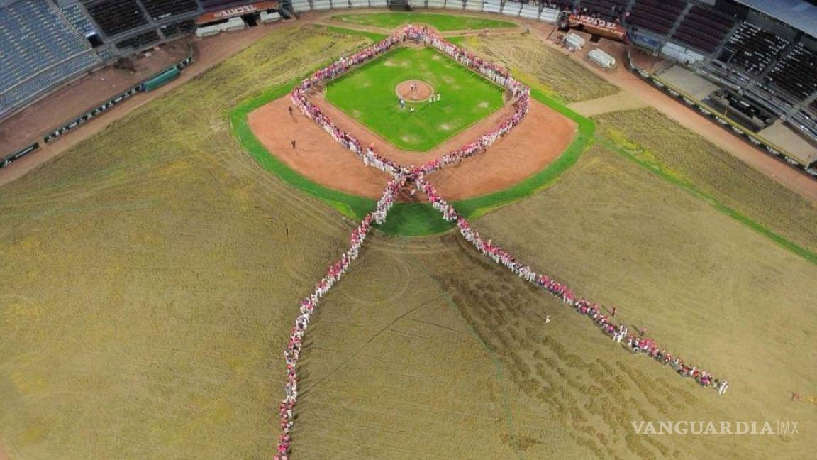Más de 2 mil personas forman gigantesco lazo rosa en Torreón