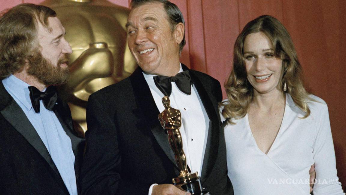 $!Ben Johnson, en el centro, ganador del Oscar al mejor actor de reparto, junto a Richard Harris y Sally Kellerman el 27 de marzo de 1972. AP
