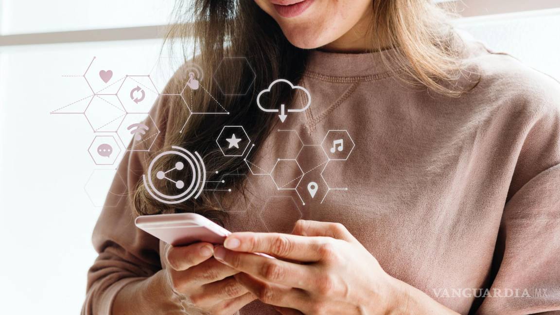 $!Joven usuaria con distintos recursos digitales a su disposición.