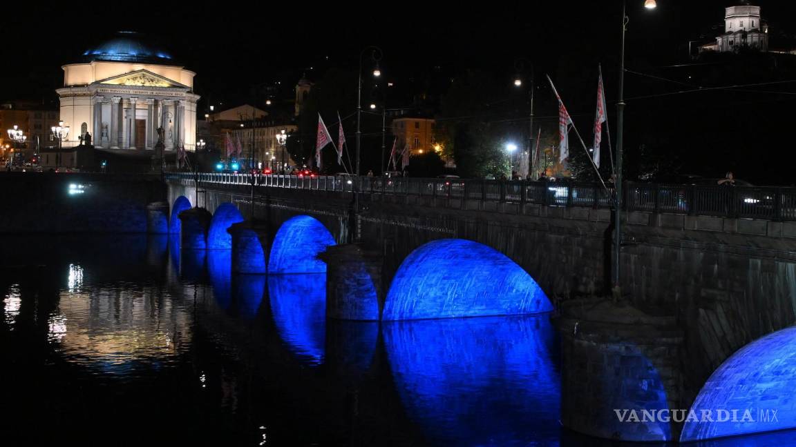 $!Los colores de la bandera israelí, blanco y azul, iluminan un puente de la ciudad de Turín, Italia, como una muestra de solidaridad a Israel.
