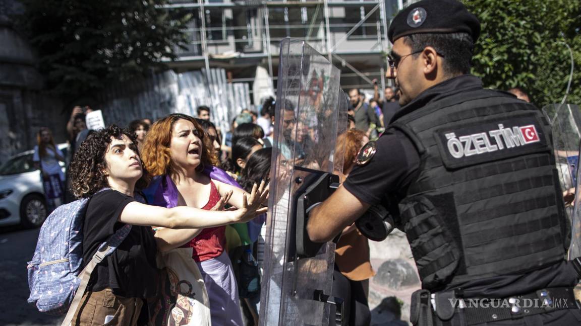 $!La policía turca bloquea la marcha de miembros y simpatizantes de la comunidad LGBT durante la Marcha del Orgullo de Estambul, en Estambul, Turquía.