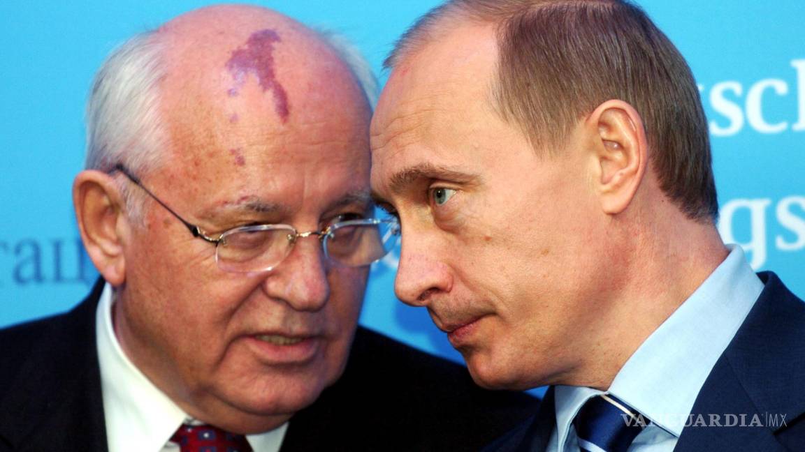 $!El presidente de Rusia Vladimir Putin y el exmandatario de la Unión Soviética Mijaíl Gorbachov el martes 21 de diciembre de 2004, en Schleswig, Alemania.