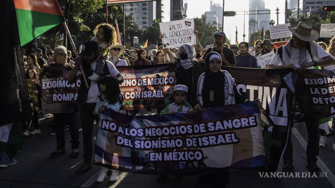 $!Cientos de personas partieron del Ángel de la independencia hacia el Zócalo protestando de manera pacífica en apoyo a Palestina.