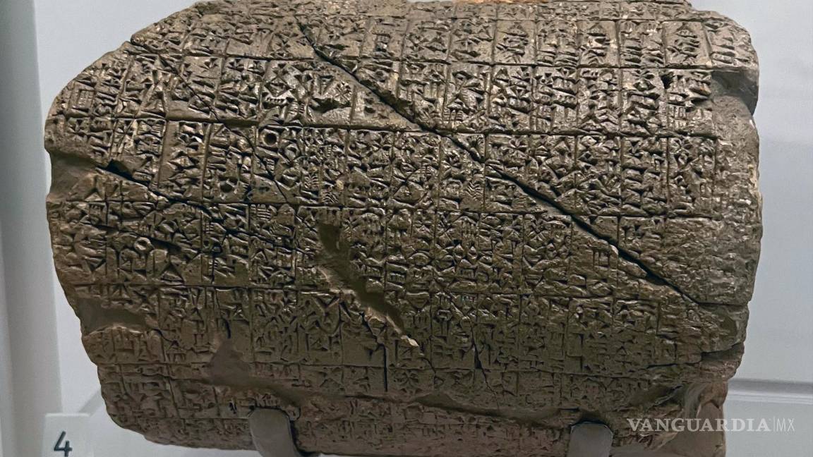 $!Arboll y Rasmussen propusieron que el registro más temprano de un beso estaba grabado en el Cilindro de Barton, una tablilla de arcilla que data de alrededor del 2400 a. C