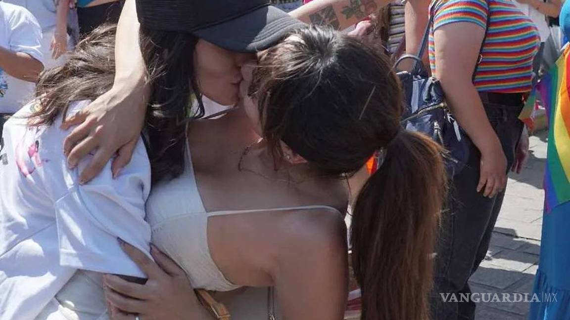 $!Además de la marcha de la diversidad, también hubo un besotón, en donde a través de besos mostraron su orgullo y rechazo a las expresiones discriminatorias