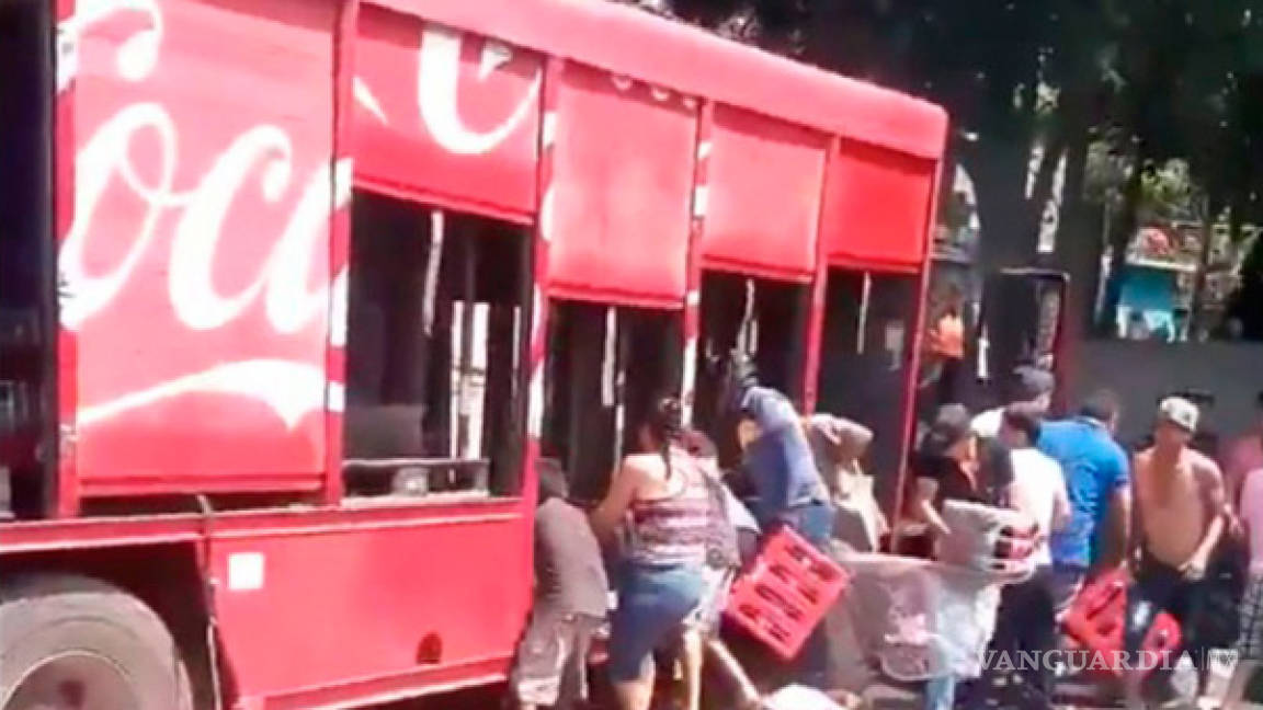 Mujeres y niños participan en saqueo de camión de Coca-Cola (video)