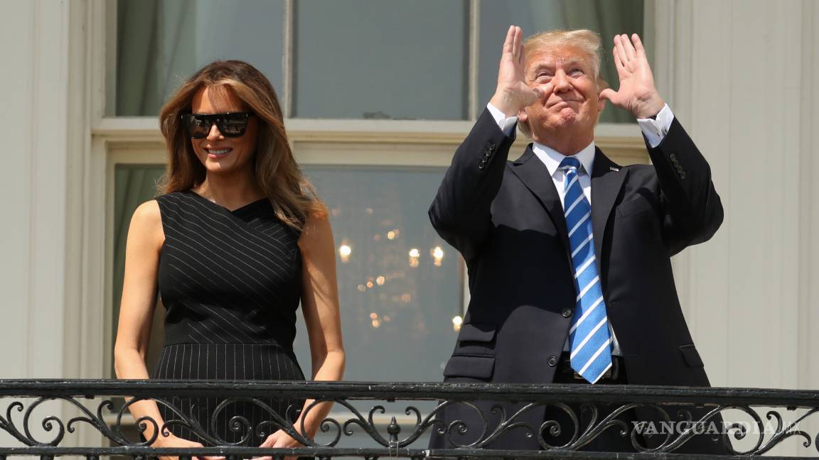 $!Trump observa el eclipse solar... sin gafas