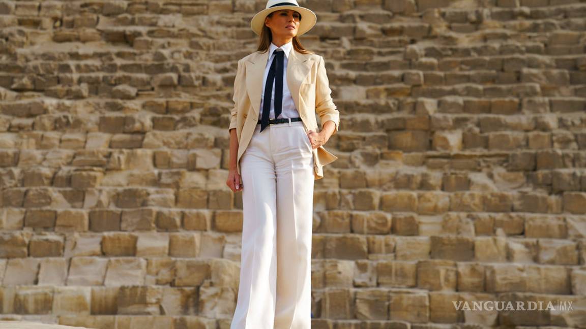 $!Melania Trump pasea entre las pirámides en Egipto