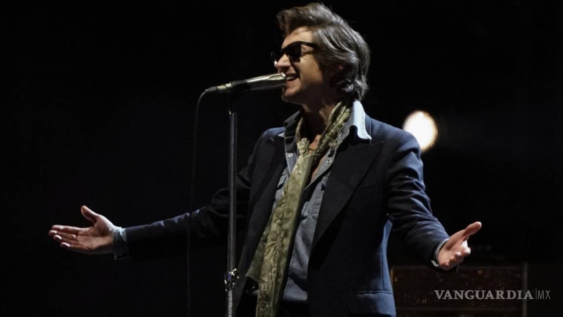 $!Alex Turner de Arctic Monkeys durante su concierto en el festival Corona Capital en la Ciudad de México.