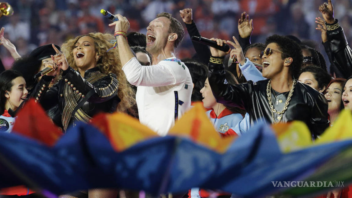 Coldplay da un gran show en el medio tiempo del Super Bowl