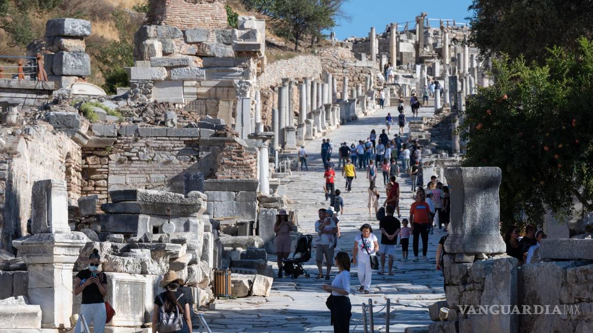 $!Los restos de la antigua ciudad de Éfesos, a unos 80 kilómetros al sur de Esmirna, son uno de los principales atractivos turísticos de la región, con casi dos millones de visitantes al año. EFE/Antonio Sánchez Solís