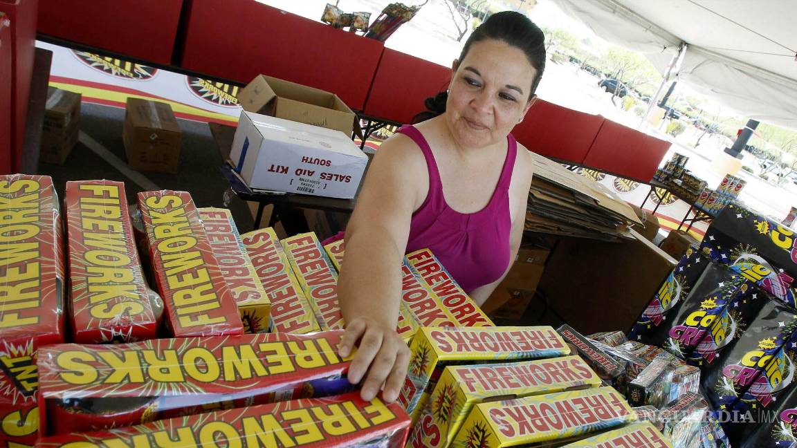 $!Dominique Tafoya organiza fuegos artificiales en un puesto de comida, el 1 de julio de 2011, en Phoenix.