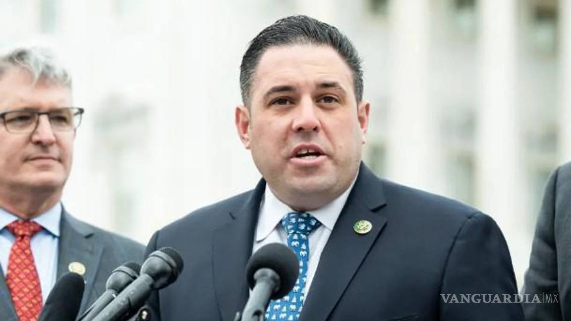 Legisladores reprenden a Biden por albergar migrantes en Aeropuerto de NY