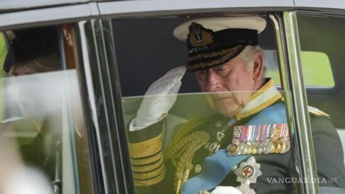 El rey Carlos rinde homenaje a la reina Isabel II en el primer aniversario de su muerte