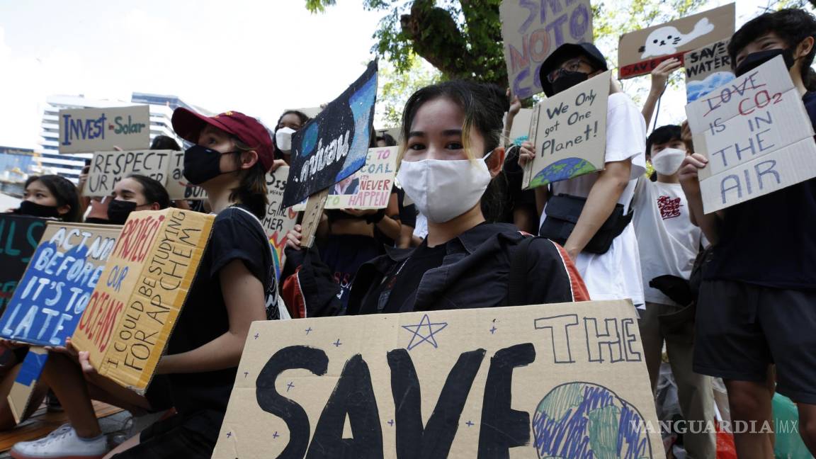 $!Activistas sostienen carteles durante una huelga por el cambio climático en Bangkok, Tailandia.