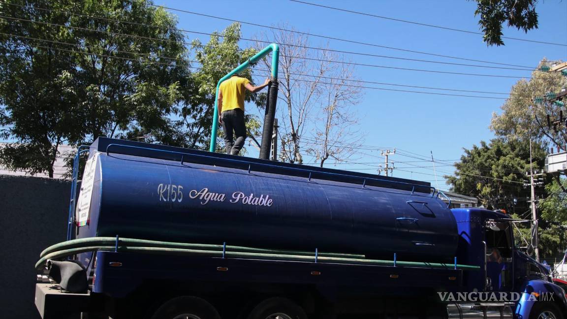 $!Inclusive en el Valle de México, ante la crisis, se han tenido que utilizar pipas para abastecer de agua a la población.