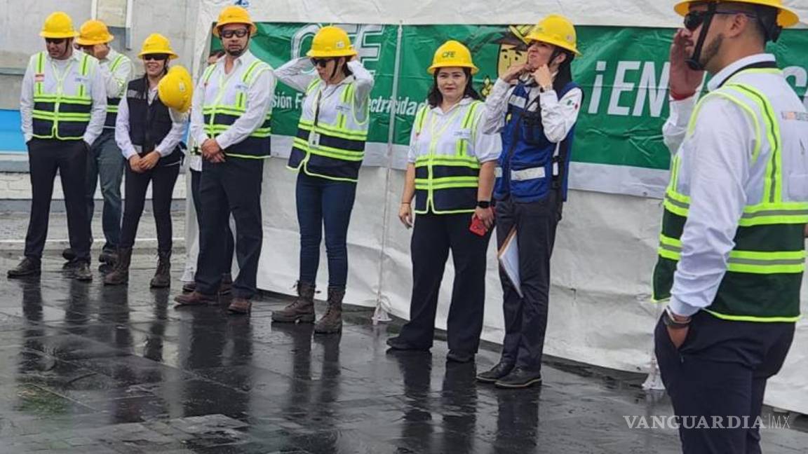 $!El personal verifica las conexiones eléctricas para identificar y cortar el suministro a quienes hacen uso ilegal de la electricidad.