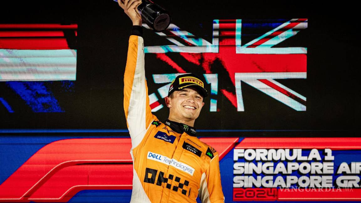 $!El británico Lando Norris de McLaren en el podio durante el Gran Premio de Singapur, en el circuito Marina Bay.