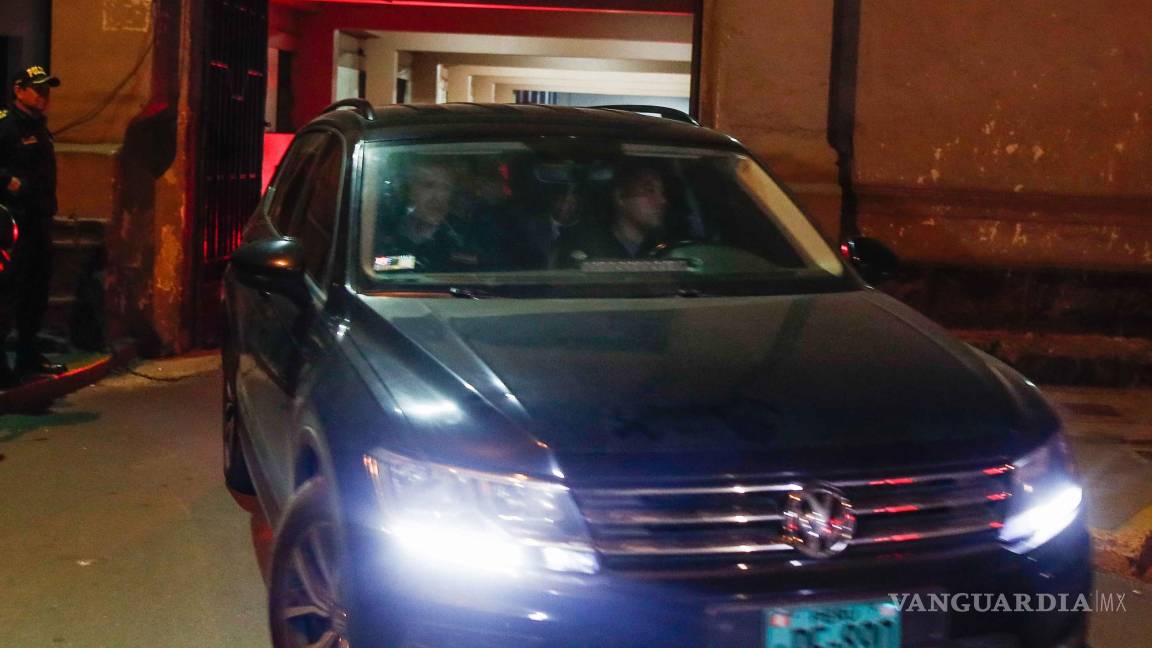 $!El destituido presidente de Perú Pedro Castillo sale detenido en un vehículo policial de la Prefectura de Lima en Lima, Perú.