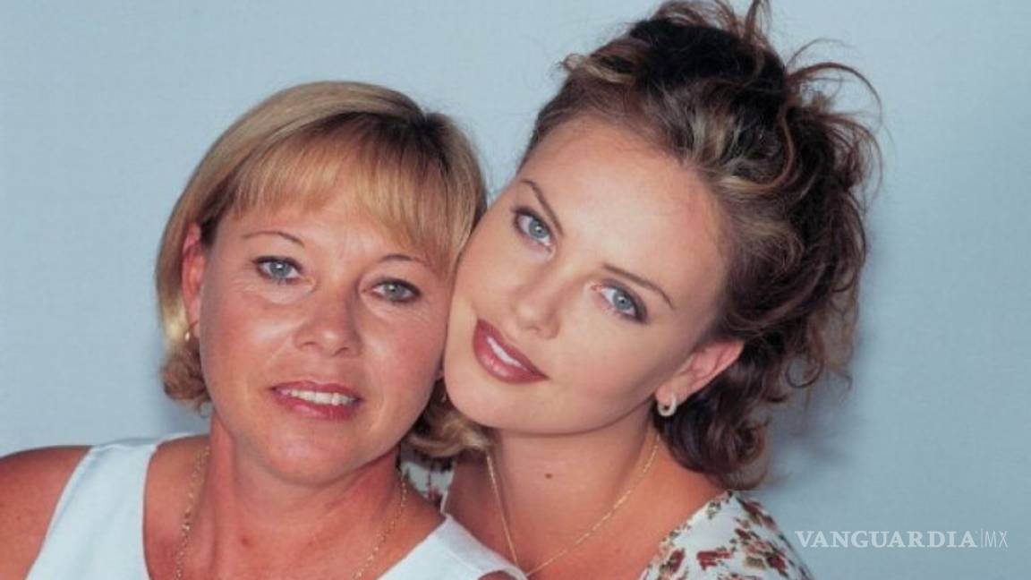$!Charlize Theron cuenta como su madre mató a su padre de varios disparos frente a ella