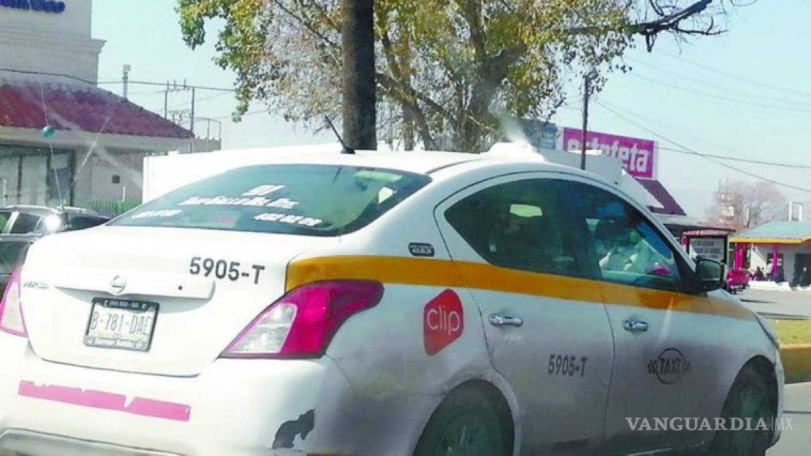 Recomiendan taxistas de saltillo a usuarios a utilizar aplicación, para evitar espera en las calles