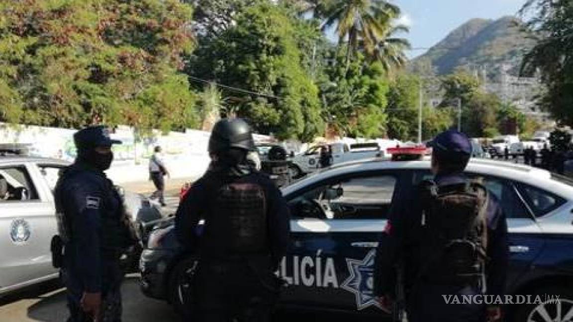 Encuentran a tres policías acribillados dentro de auto en Acapulco