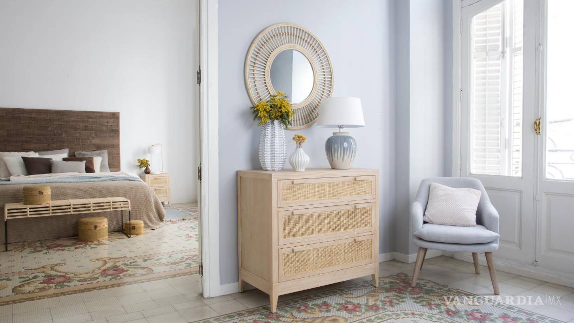 $!Una cómoda en la antelasa de la habitación encaja perfectamente en el ambiente.