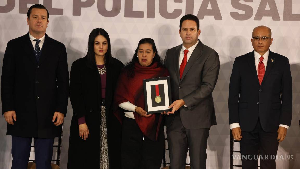 $!Aracely Guillermo Herrera, integrante de la unidad cibernética, agradeció el apoyo de su familia y destacó su compromiso con la prevención de delitos digitales.