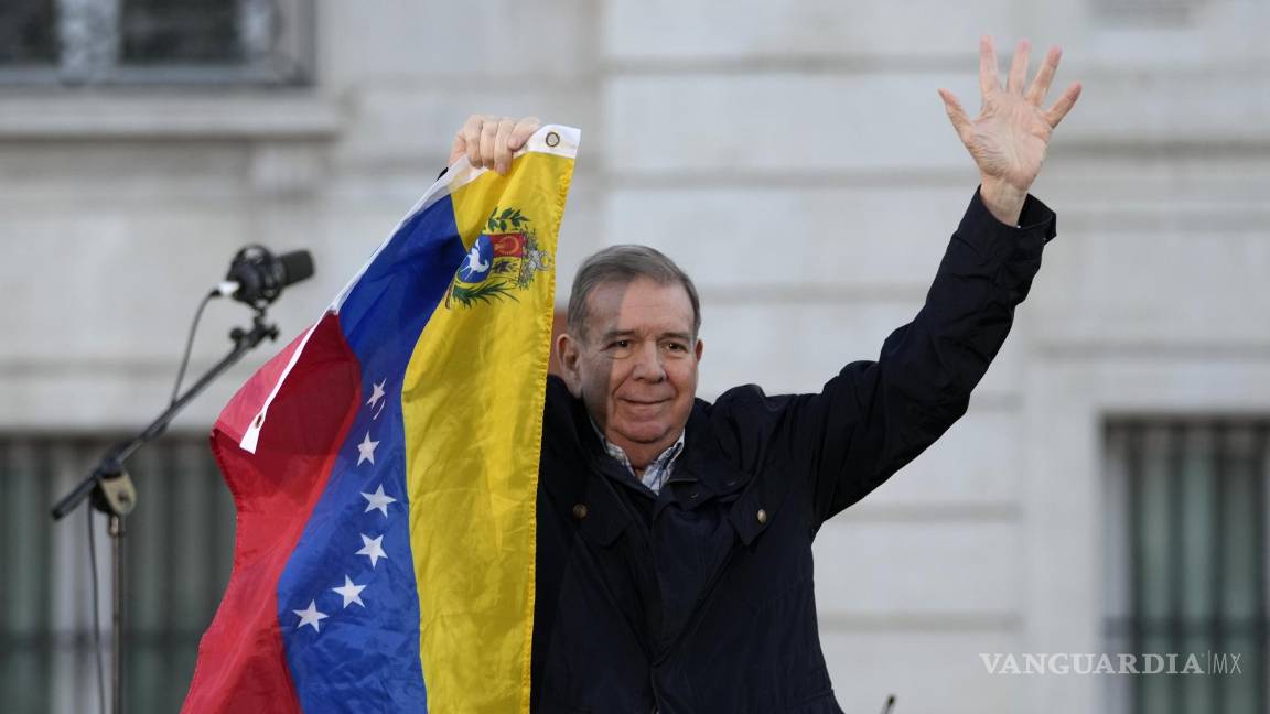 $!El líder opositor venezolano Edmundo González saluda a sus partidarios en la Puerta del Sol, en el centro de Madrid, España | Foto: AP
