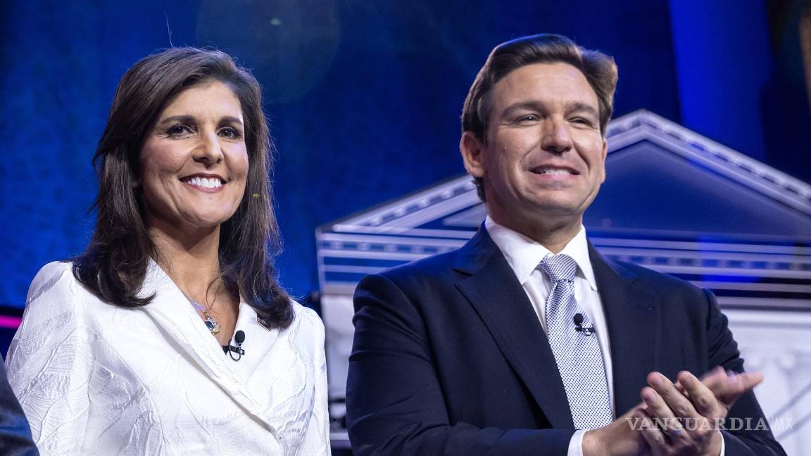 $!La ex gobernadora de Carolina del Sur, Nikki Haley (i), y el gobernador de Florida, Ron DeSantis (d), posan en el escenario antes del debate presidencial republicano.