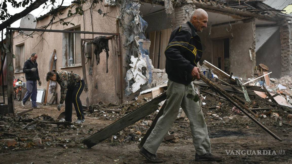 $!La gente trabaja para limpiar los escombros de la casa dañada después de un bombardeo ruso durante la noche en Sloviansk, región de Donetsk, Ucrania.