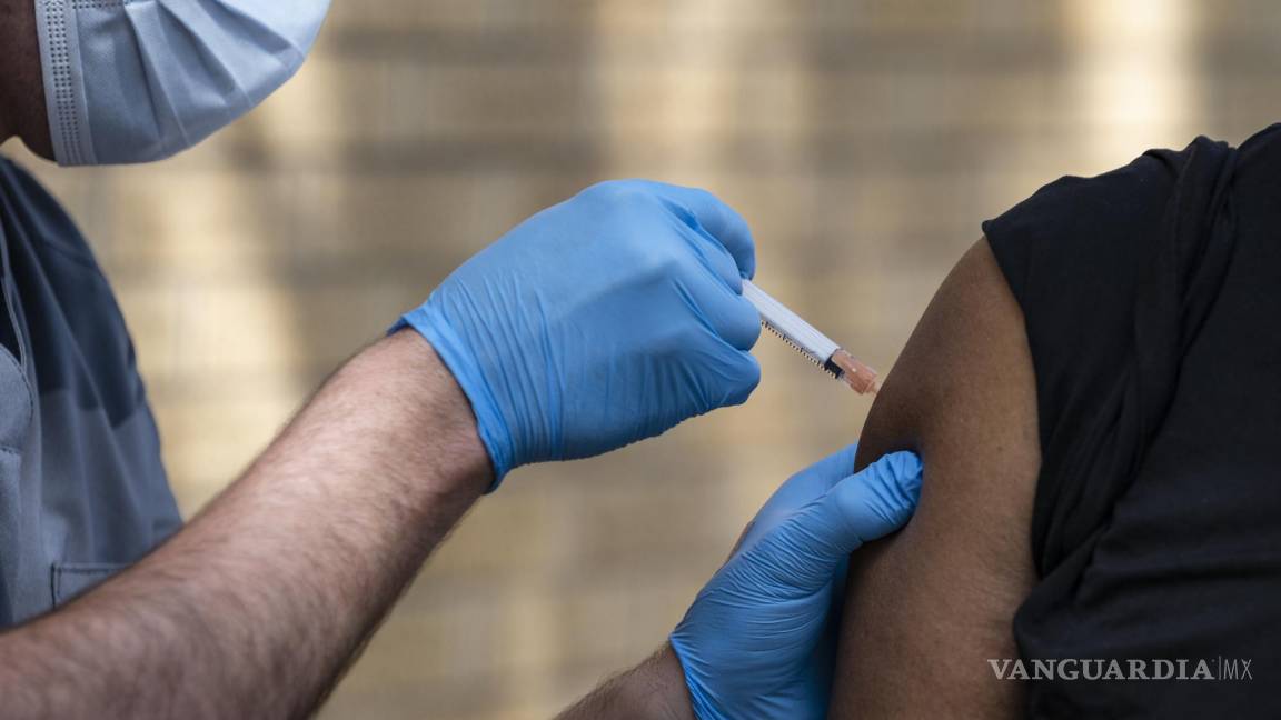 Alerta gobernador de Florida sobre multas a ciudades que obligan a vacunar