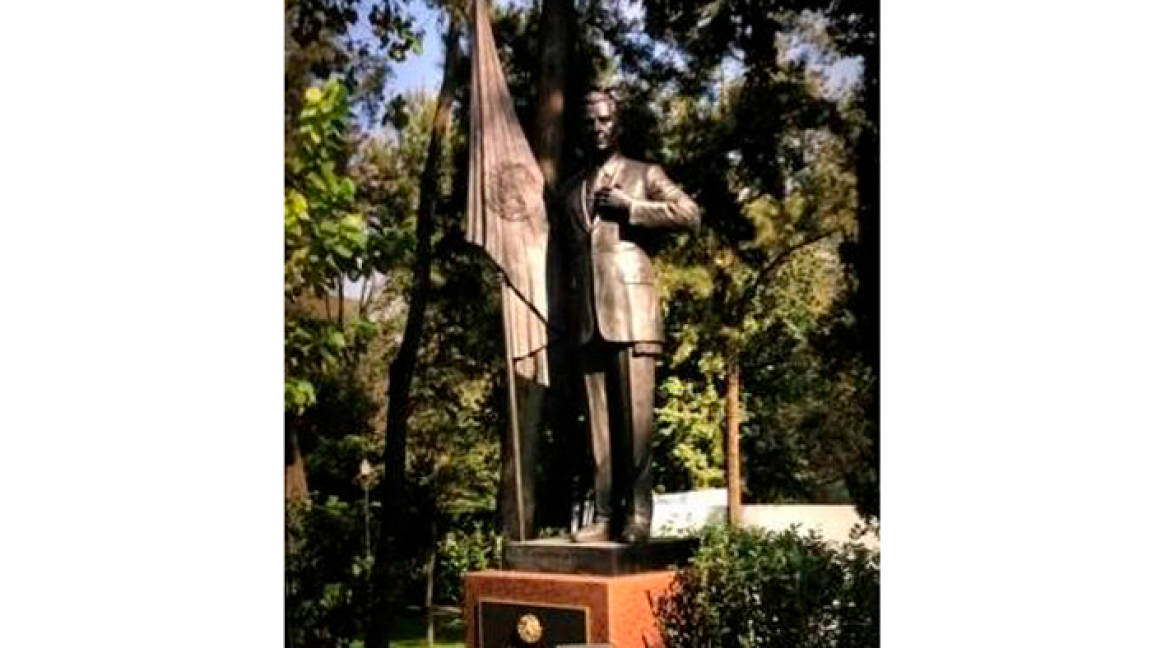 Estatua de Peña Nieto ya acompaña a los demás presidentes en Los Pinos