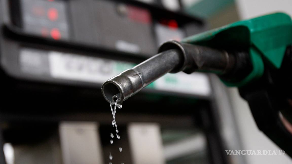 $!Gasolina no subirá de precio pese a alza del petróleo, afirma AMLO