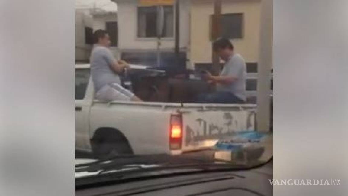 Captan a sujetos haciendo carne asada arriba de una camioneta en Monterrey