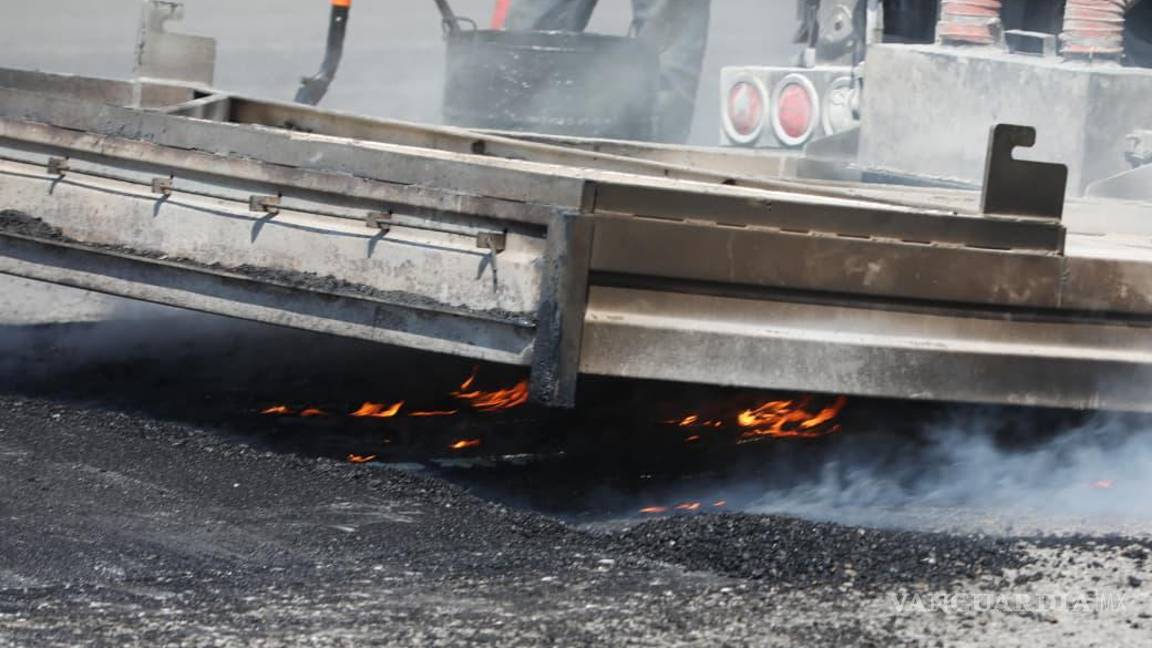 $!Con maquinaria especializada, brigadas del programa “Aquí Andamos” realizan labores de mantenimiento en vialidades de alto flujo vehicular.