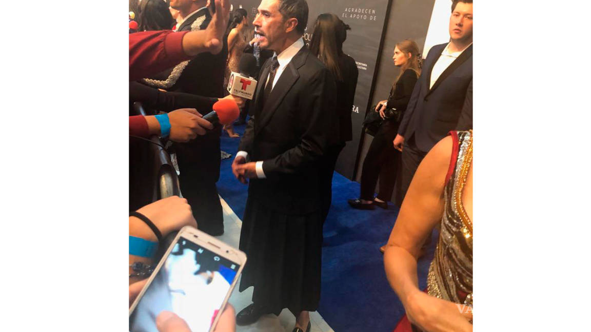 Sergio Mayer va en falda a Premios Metropolitanos en apoyo al feminismo