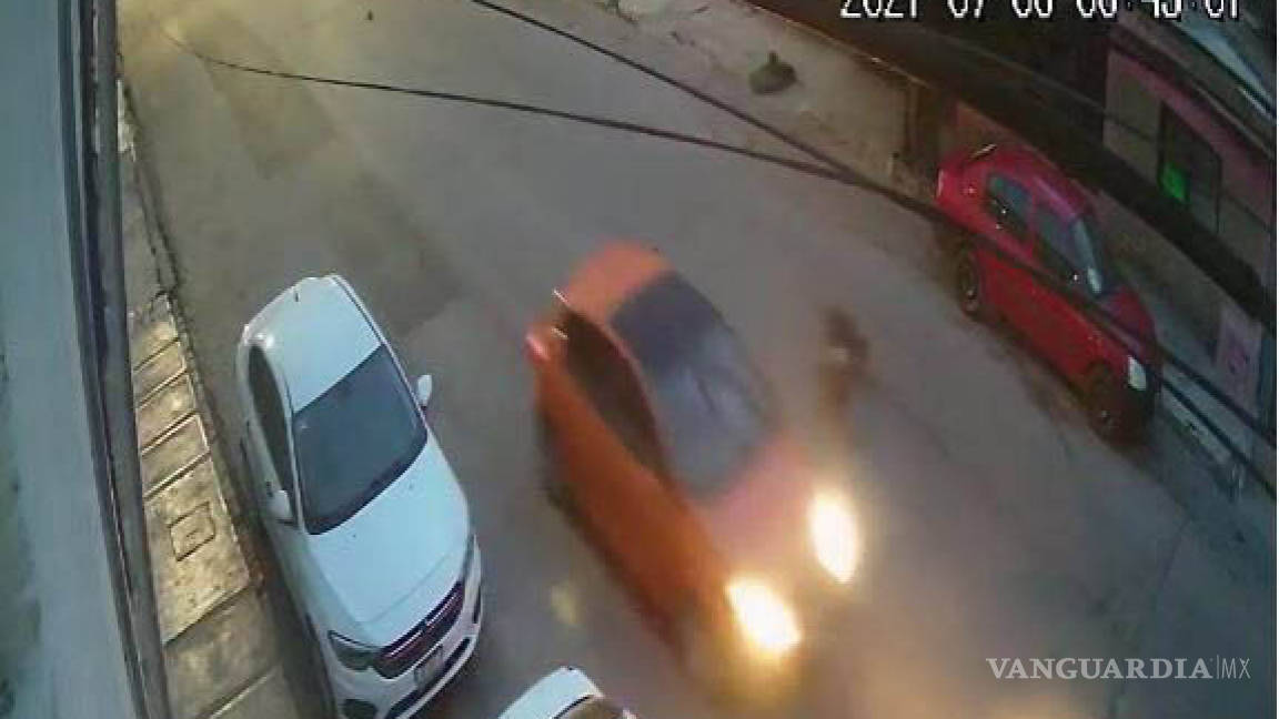 Capta video a vehículo que arrolla a persona en silla de ruedas en colonia de Saltillo