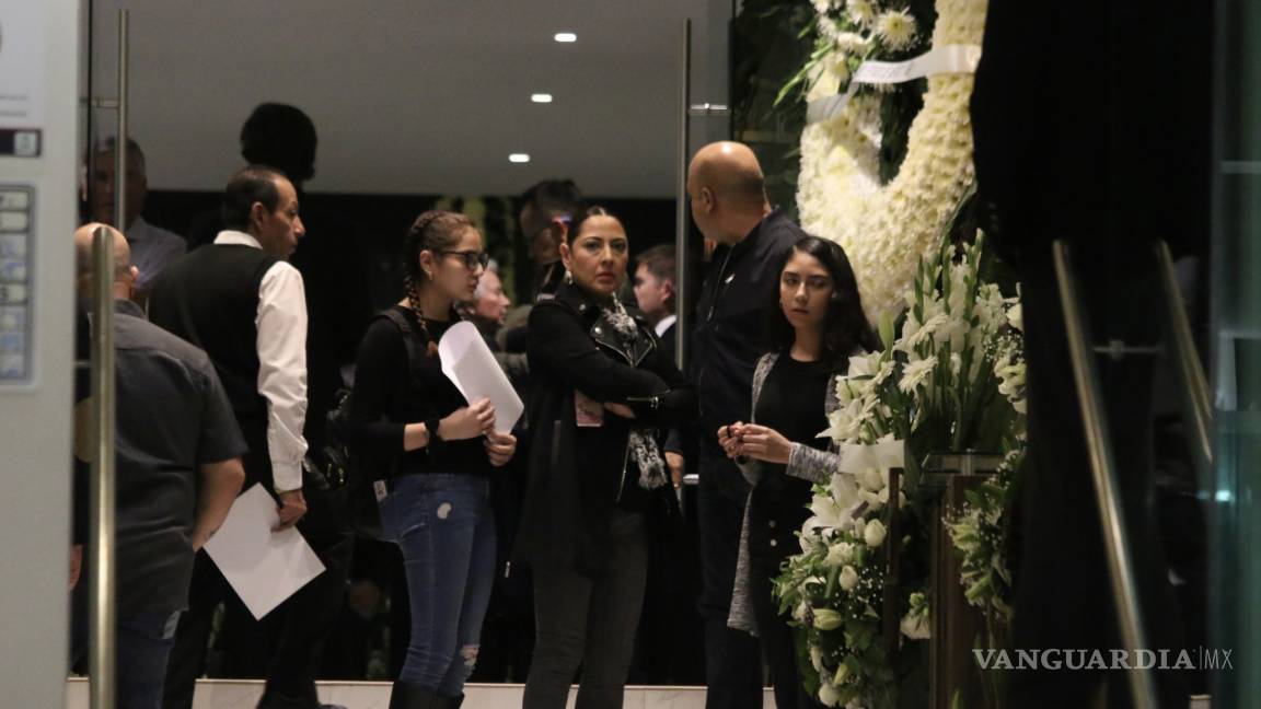 Acompañan funcionarios, legisladores, escritores y amigos a Marcelo Ebrard en el funeral de su padre