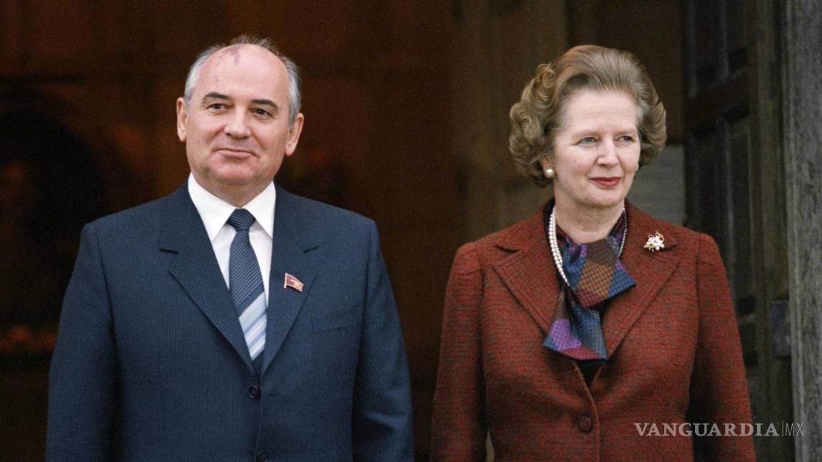 $!El líder soviético Mikhail Gorbachev y la primera ministra británica Margaret Thatcher posan para una foto en Londres, el sábado 15 de diciembre de 1984.